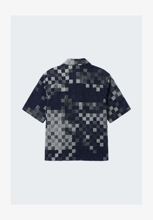 Camicia a maniche corte con bottoni, con motivo a quadri pixellato blu navy e grigio, vista da dietro.