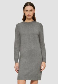 Robe en tricot grise avec un col rond, des manches longues et une silhouette ajustée. Présente des poignets et un ourlet côtelés. Texture simple et lisse.