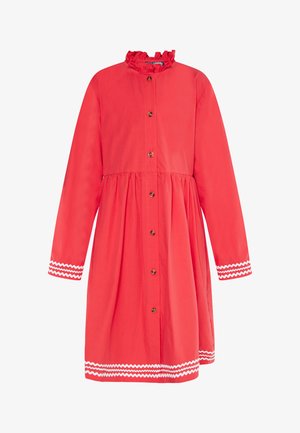 Rochie roșie cu nasturi, cu mâneci lungi, guler volanat și margine cu zigzag alb la manșete și la tiv. Fabricată dintr-un material ușor.