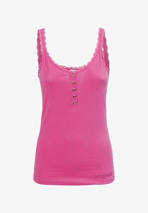 Lyserød tanktop med blonde-accenter langs halsudskæringen og stropperne, med fem knaplukninger foran og teksten "INFLUENCER" ved kanten.