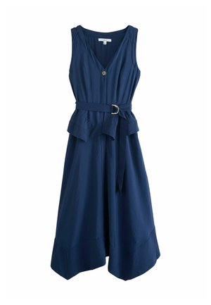 Robe midi sans manches bleu marine avec col en V, un bouton doré, ceinture à la taille avec boucle dorée et ourlet asymétrique.