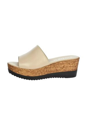 Sandalo beige open-toe con ampia fascia in pelle, tacco a zeppa in sughero e suola in gomma nera.