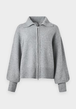 Lys grå zip-up strikkegenser med bred krage, ribbestrikket hem og lange ballongsleeves med ribbestrikkede mansjetter.