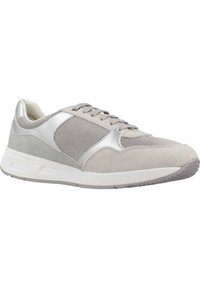 Zapatilla deportiva gris claro con materiales de malla y ante, acentos plateados, punta redondeada y suela de goma texturizada.
