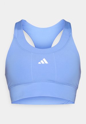 Jasnoniebieski stanik sportowy wykonany z gładkiego, elastycznego materiału. Posiada plecy w kształcie wyścigu i biały logo na środku. Widoczne detale szwów.