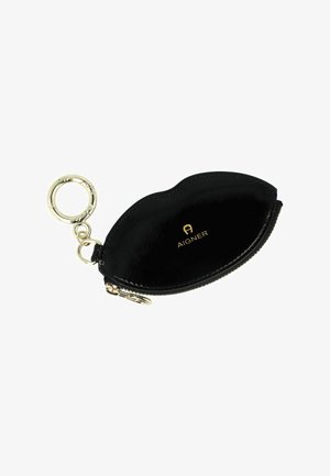 Funda de cuero negro con cierre de cremallera, textura suave y un logo dorado. Presenta un anillo metálico para llaves en un lado.