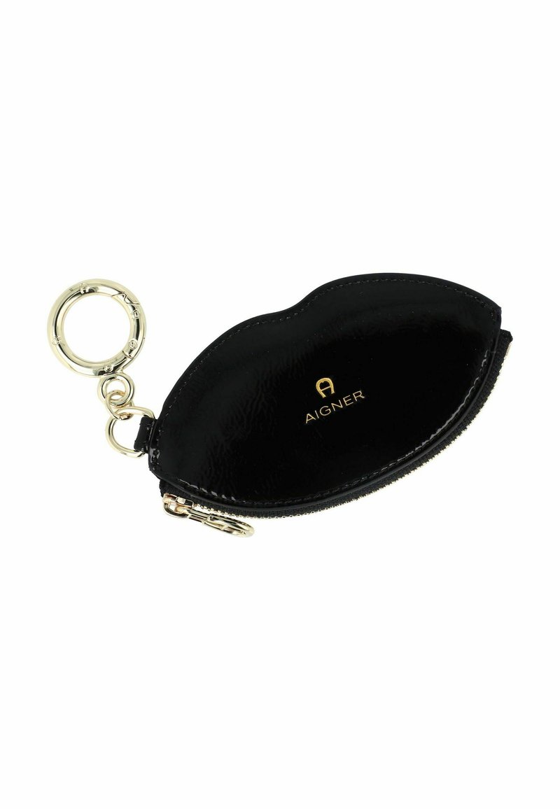 Borse in pelle nera con chiusura a zip, texture morbida e logo dorato. Presenta un attacco per portachiavi metallico su un lato.
