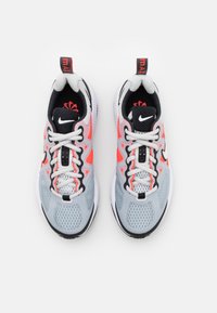 Nike Sportswear AIR MAX GENOME UNISEX - Sapatilhas - pure platinum/white/bright crimson/black