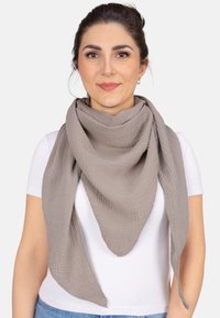 Grau, mit einer strukturierten, zerknitterten Optik, zu einer dreieckigen Form um den Hals drapiert. Leichtes Material, weiche Erscheinung.