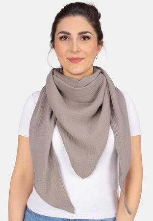 Écharpe grise avec un design texturé et froissé, drapée en forme triangulaire autour du cou. Tissu léger, aspect doux.