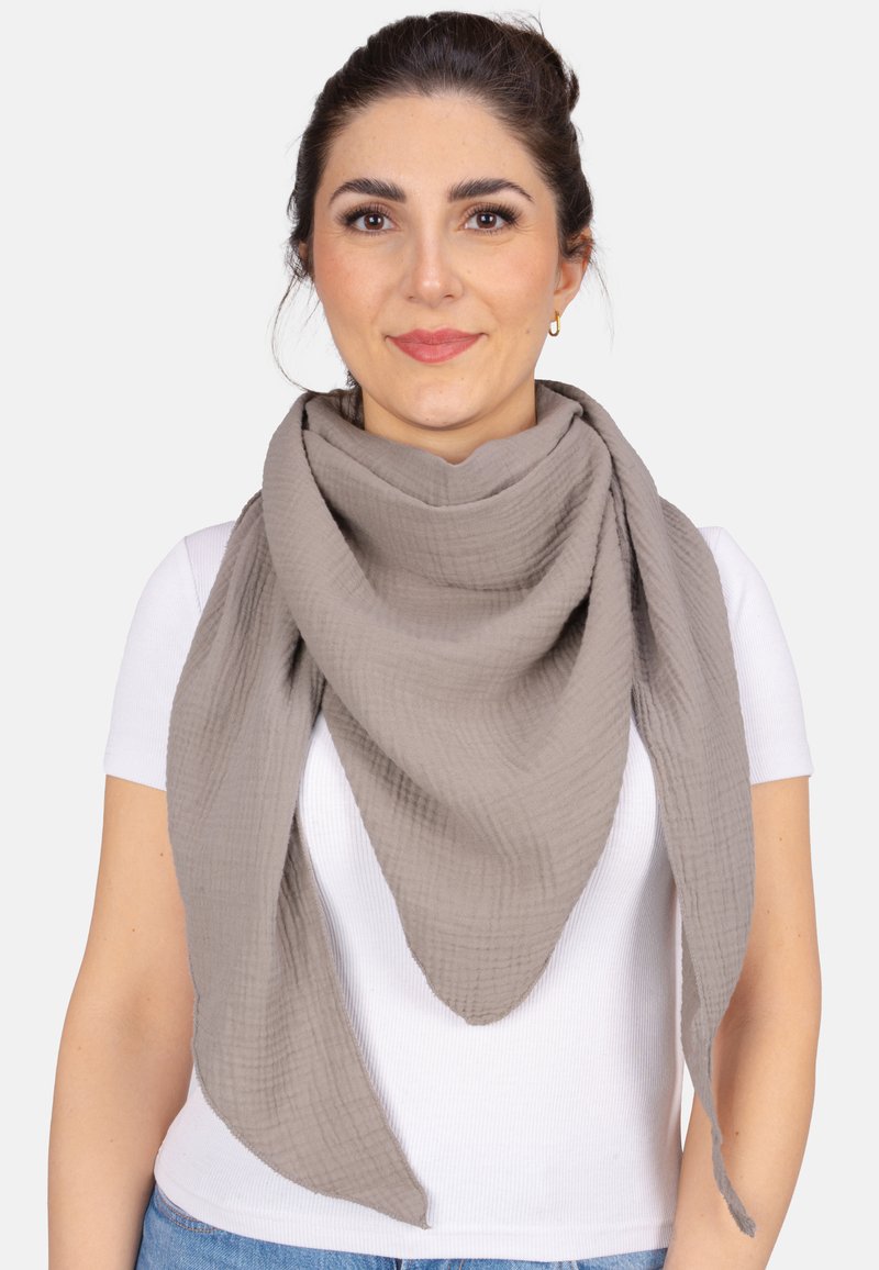 Grau, mit einer strukturierten, zerknitterten Optik, zu einer dreieckigen Form um den Hals drapiert. Leichtes Material, weiche Erscheinung.