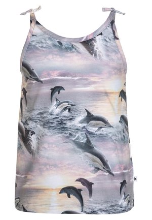 Débardeur avec bretelles nouées illustrant des dauphins sautant au-dessus des vagues de l'océan sous un ciel pastel de coucher de soleil.