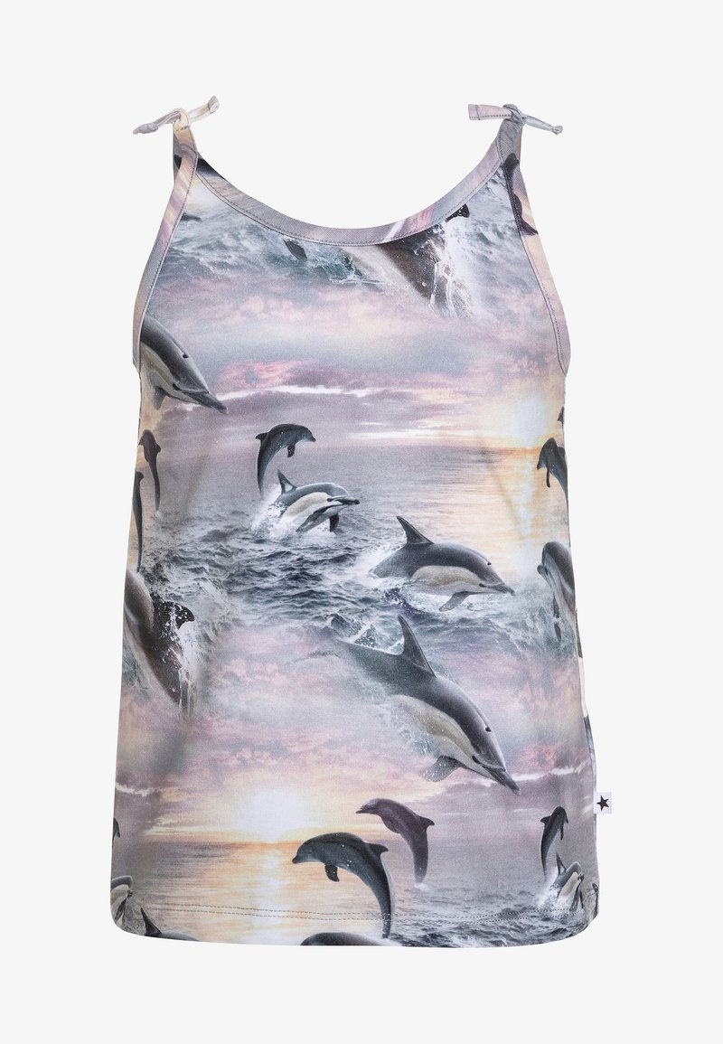 Débardeur avec bretelles nouées illustrant des dauphins sautant au-dessus des vagues de l'océan sous un ciel pastel de coucher de soleil.