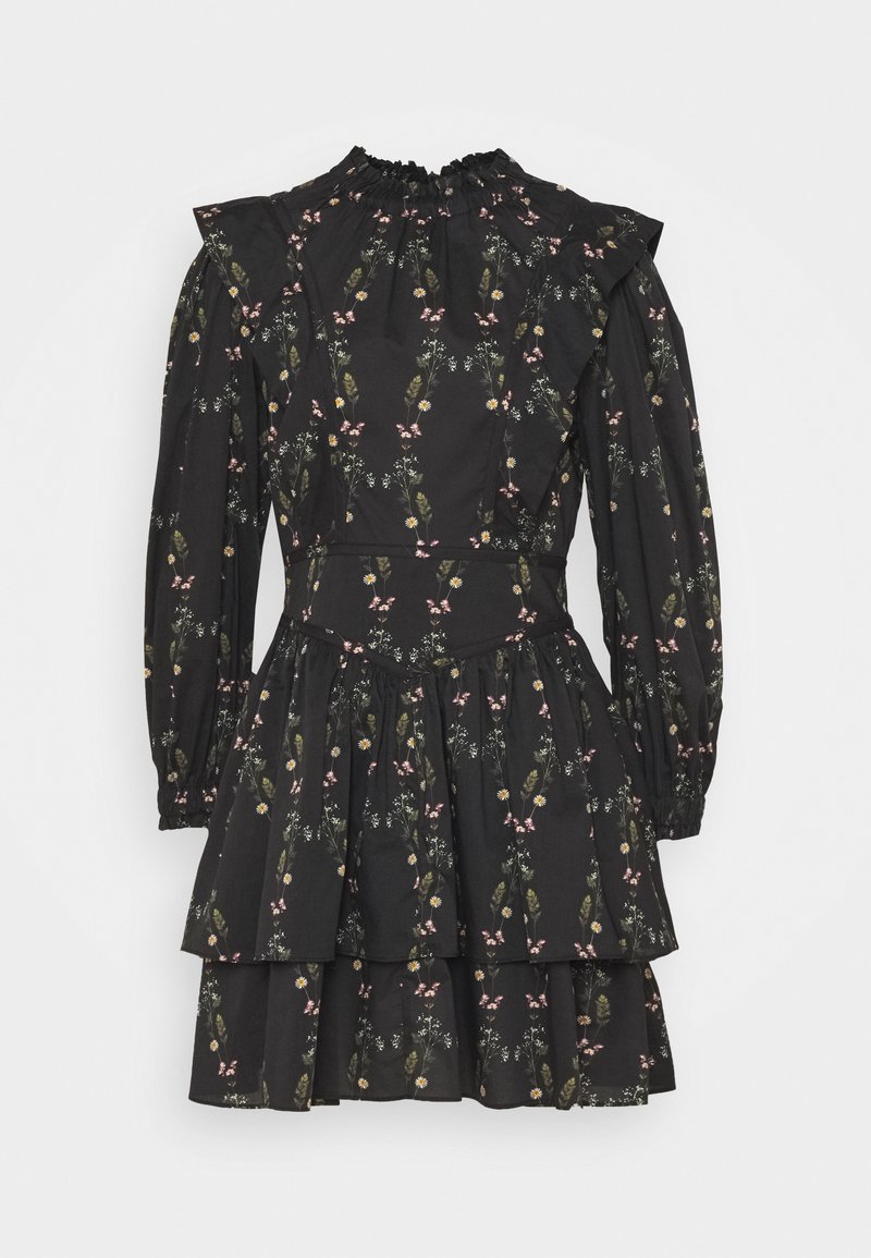 Robe noire à manches longues avec motif floral, col montant à volants, jupe superposée et taille cintrée, ornée de petites fleurs roses et blanches.