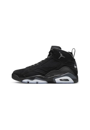 Basket montante Air Jordan noire avec logo Jumpman gris, panneaux texturés et semelle en caoutchouc blanche teintée montrant l'unité d'amorti à air.