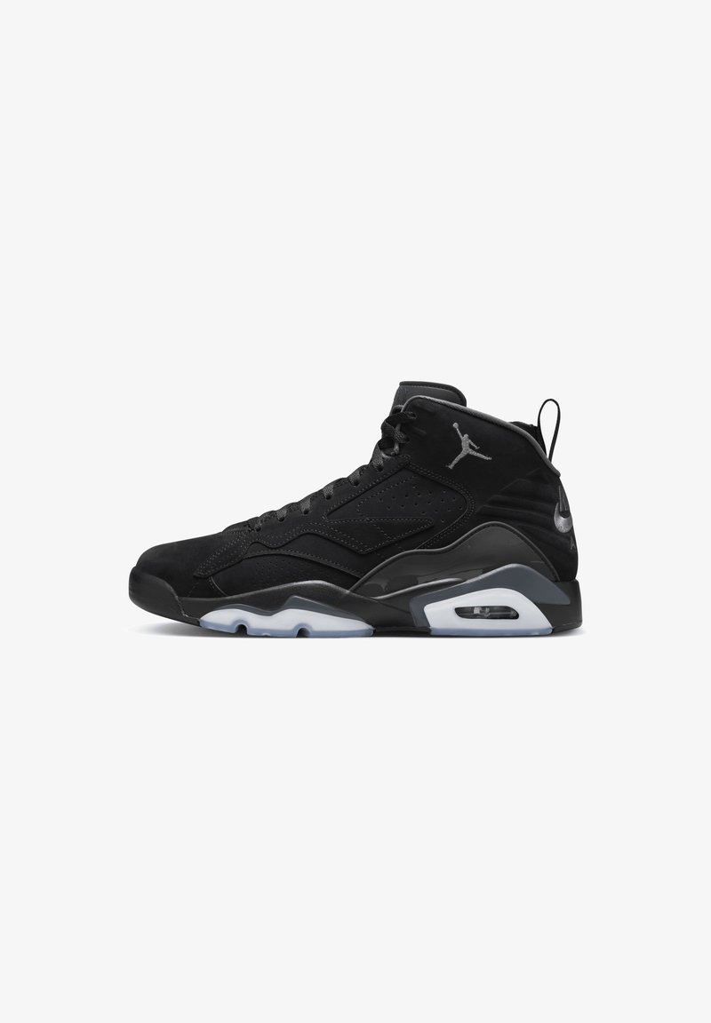 Basket montante Air Jordan noire avec logo Jumpman gris, panneaux texturés et semelle en caoutchouc blanche teintée montrant l'unité d'amorti à air.