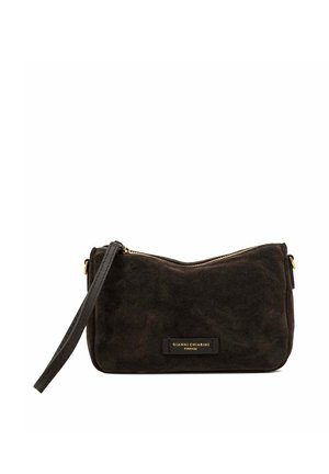 Petit sac bracelet en daim noir avec fermeture éclair dorée et étiquette logo indiquant Gianni Chiarini Firenze sur le devant.