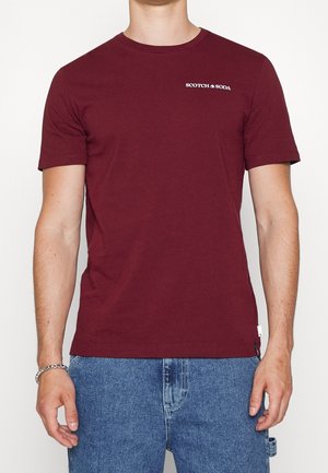 Bordowa bawełniana koszulka z krótkimi rękawami, okrągłym dekoltem i białym logo "SCOTCH & SODA" na lewej piersi. Miękka faktura, regularny krój.
