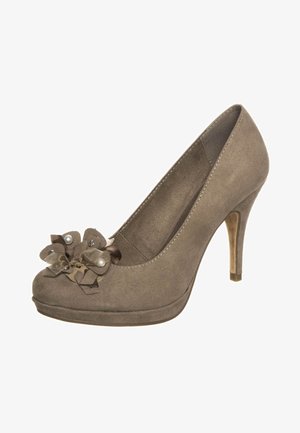 Zapato de tacón alto de ante gris con punta redondeada, que presenta un adorno de lazo en la parte delantera y un tacón de madera.