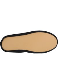 Svart tygskosula med en slät beige gummibotten, som har en texturerad yta och rund tå. Kanterna är avslutade med svart kant.