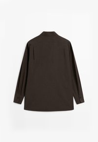 Camicia marrone scuro a maniche lunghe con colletto, pieghe sul retro e polsini con bottoni. Tessuto morbido e taglio dritto.