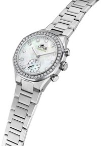 Orologio in metallo argentato con cassa ottagonale, quadrante in madreperla, dettagli simili a diamanti e bracciale in acciaio inossidabile a maglie. Presenta due sottodial e pulsanti.