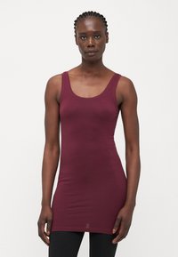 Burgunderfarget tanktop laget av lett stoff, med en rund hals og slim fit-design, som hviler rett over hoftene.
