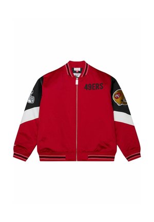 Rote Bomberjacke mit gesticktem "49ERS"-Text, schwarzen Ärmeln mit weißen und roten Akzenten sowie Teamlogo-Patches auf beiden Ärmeln.
