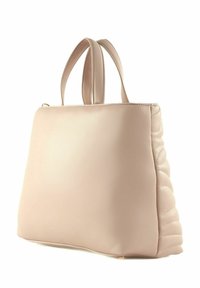 Borsa tote sintetica beige con texture liscia, lati arrotondati e manici doppi. Presenta un motivo trapuntato su un lato e una chiusura con zip.