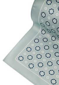 Obrus tekstylny o jasnoniebieskim tle, z powtarzającym się kwiatowym wzorem w ciemnoniebieskim i białym konturze, gładka faktura.