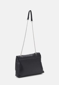 Schwarze Leder-Umhängetasche mit Kettenriemen. Schlanke rechteckige Form mit glatter Textur und einer verdeckten Tasche vorne.