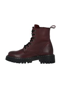 Botas de tobillo de cuero burdeos con un acabado texturizado, diseño de cordones, herrajes negros y suelas de goma gruesas con dibujo.