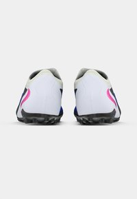Λευκά αθλητικά παπούτσια με κομψό σχέδιο, που διαθέτουν ροζ και μπλε λεπτομέρειες, υφή στη φτέρνα και μαύρη σόλα με τρουκς για καλύτερη πρόσφυση.