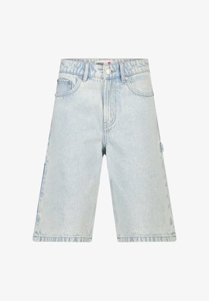 Pantalones cortos de mezclilla de lavado claro con botón y cremallera frontal, trabillas para cinturón, dos bolsillos delanteros y un lazo lateral para herramientas.