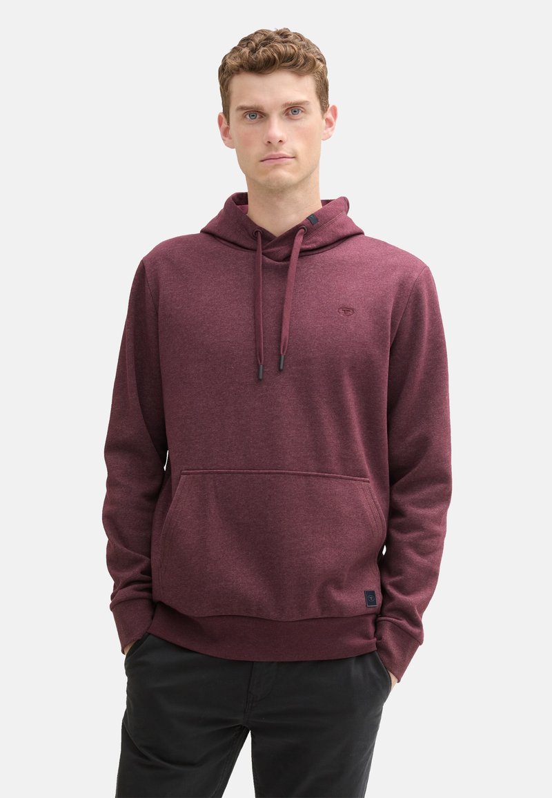 Bordeaux hoodie met een kangoeroezak, verstelbare capuchon en geribde manchetten. Gemaakt van zachte stof en heeft een klein logo op de borst.