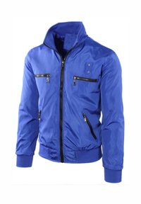 Giacca leggera blu con colletto alto, zip frontale e numerose tasche con zip, accentuate da particolari neri. Finitura liscia e brillante.