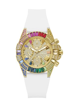 Ρολόι Guess σε χρυσό τόνο με λευκό λουράκι, πολύχρωμους κρυστάλλους γύρω από τη στεφάνη, καντράν με κρύσταλλα και τρεις υποενδείξεις που δείχνουν λειτουργίες 24 ωρών και χρονομέτρου.