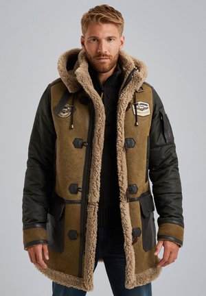 Braune und grüne Parka aus zwei Materialien mit einer mit Fell gefütterten Kapuze, schwarzen Akzenten, mehreren frontalen Taschen und einem Reißverschluss.