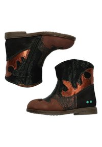 Botas de tobillo de imitación cuero marrón con acentos de malla negra, diseño de llamas metálicas, cremallera lateral y paneles texturizados. Detalle circular verde en el talón.