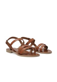 Bruine leren sandalen met meerdere kruislings lopende bandjes, platte zool en verstelbaar enkelsluiting. Gladde afwerking en minimalistisch ontwerp.