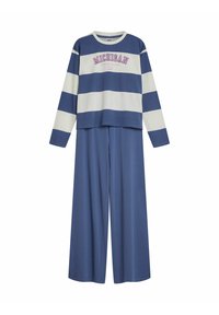 Niebieska i biała w paski bluzka z długim rękawem z napisem "MICHIGAN", zestawiona z szerokimi niebieskimi spodniami. Miękki bawełniany materiał, casualowy design.