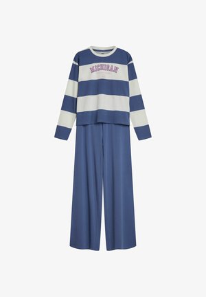 Niebieska i biała w paski bluzka z długim rękawem z napisem "MICHIGAN", zestawiona z szerokimi niebieskimi spodniami. Miękki bawełniany materiał, casualowy design.
