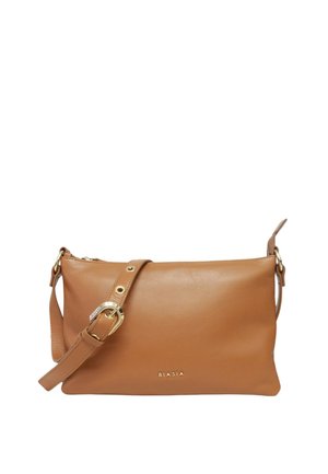 Borsa a tracolla in pelle color cuoio con tracolla regolabile e fibbia dorata, marchiata "Biasia" al centro davanti.