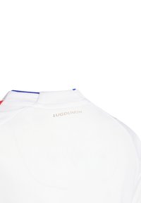 Camiseta deportiva blanca con un cuello azul y acentos rojos, con un pequeño logo dorado de "Lugdunum" cerca del escote. Textura de tela suave.