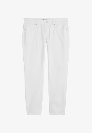 Witte katoenen broek met een slim fit ontwerp. Kenmerken zijn onder andere vijf zakken, metalen hardware en een chique afwerking zonder zichtbare stiksels.