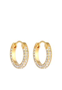 Orecchini a cerchio color oro con superficie liscia e cristalli trasparenti incastonati lungo il bordo esterno, a forma circolare.