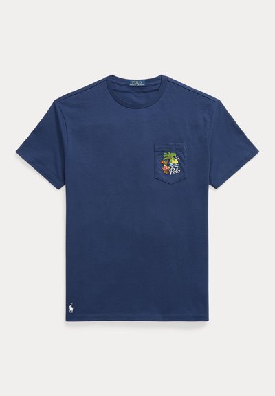 Μπλε ναυτικό κοντομάνικο t-shirt με μικρή τσέπη στο στήθος που διαθέτει κέντημα με τροπικό φοίνικα και βάρκα και λογότυπο Polo κοντά στο τελείωμα.