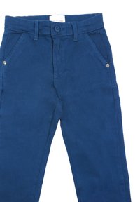 Pantaloni in cotone blu navy con una texture liscia, design aderente, due tasche frontali, chiusura con bottone singolo e sottili accenti metallici.
