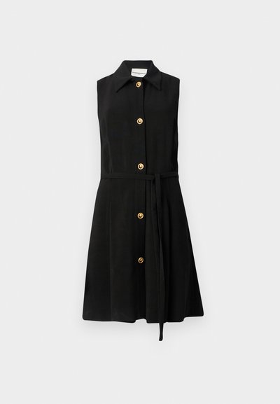Czarna sukienka bez rękawów z kołnierzykowym dekoltem, złotymi guzikami zdobionymi na przodzie oraz tkaninowym paskiem w talii. Gładka tekstura i kształt w literę A.