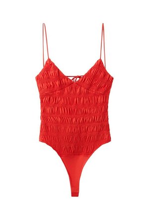 Body rojo fruncido con tirantes finos, escote en V y parte inferior estilo tanga.
